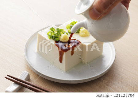 小葱と生姜を乗せた絹豆腐の冷奴 小葱と生姜を乗せた絹豆腐の冷奴 121125704