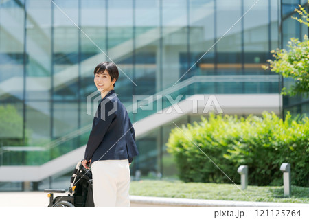 車椅子とスーツ姿の女性 121125764