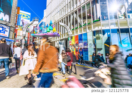 日本の東京都市景観 師走、朝の日差し…大混雑する渋谷センター街…新時代に幸あれ=7日、渋谷 日本の東京都市景観 師走、朝の日差し…大混雑する渋谷センター街…新時代に幸あれ=7日、渋谷 121125778