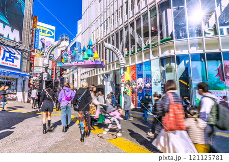 日本の東京都市景観 師走、朝の日差し…大混雑する渋谷センター街…新時代に幸あれ＝7日、渋谷 121125781