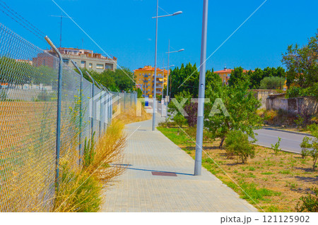 駅前の小道 121125902