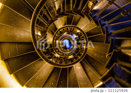 螺旋階段の黄金の螺旋 121125936