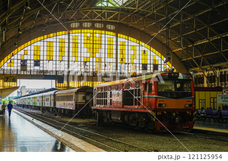 フアランポーン駅に停車中の列車 121125954