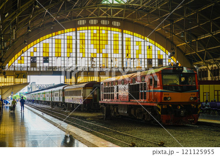 バンコクの鉄道駅風景 121125955