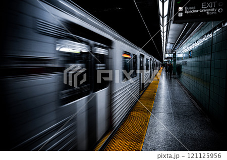 Osgoode駅ホーム電車 Osgoode駅ホーム電車 121125956