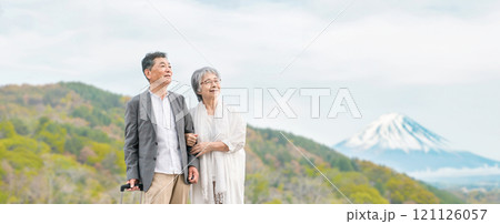 スーツケースを持って旅行する高齢者夫婦(シニアライフ・アクティブシニア) スーツケースを持って旅行する高齢者夫婦(シニアライフ・アクティブシニア) 121126057