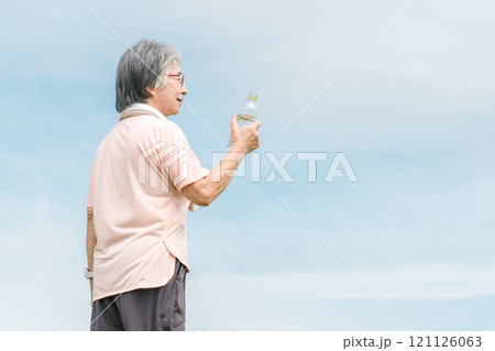 運動中に水分補給する高齢者男性(飲む・熱中症対策・発汗) 121126063