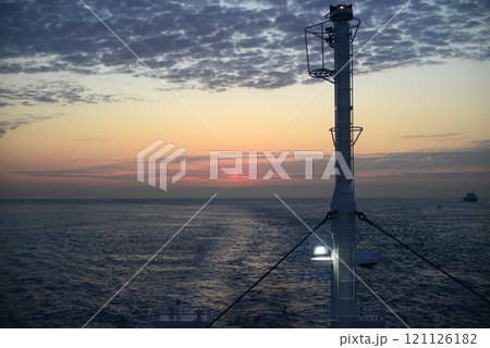 フェリーボートの展望デッキより朝焼けを望む-2 121126182