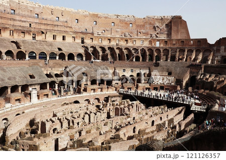 晩秋のコロッセオ内部・地下構造 121126357