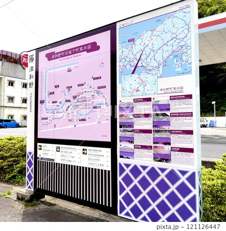 県道13号萩津和野線の津和野町旧城下町案内図の看板の風景　島根県鹿足郡津和野町 121126447