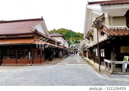 津和野　殿町通りと本町通りの間の交差点から赤瓦の喫茶店の建物が見える風景　島根県鹿足郡津和野町 121126459