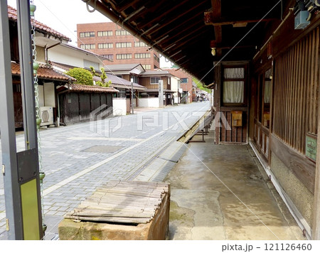 津和野　本町通り 左右に文化遺産の日本家屋の建物が見える風景　島根県鹿足郡津和野町 121126460