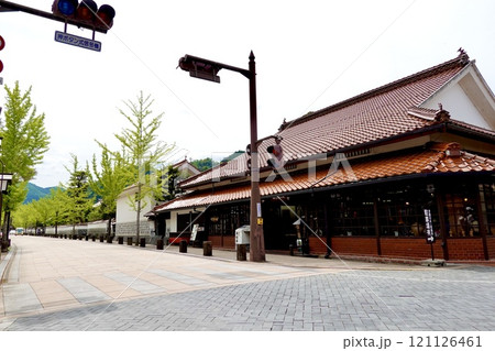 津和野　殿町通りと本町通りの間の交差点から赤瓦の喫茶店の建物が見える風景　島根県鹿足郡津和野町 121126461
