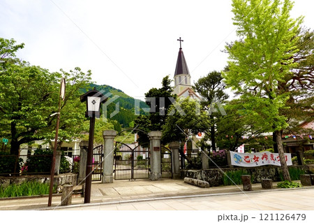 津和野 殿町通り 津和野カトリック教会の尖塔が見える風景 島根県鹿足郡津和野町 津和野 殿町通り 津和野カトリック教会の尖塔が見える風景 島根県鹿足郡津和野町 121126479