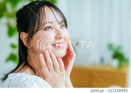 リビングでくつろぐ若い女性 リビングでくつろぐ若い女性 121126483