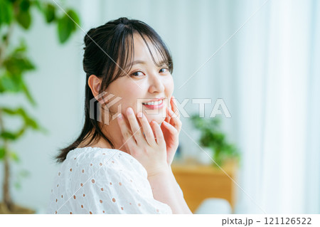 リビングでくつろぐ若い女性 121126522