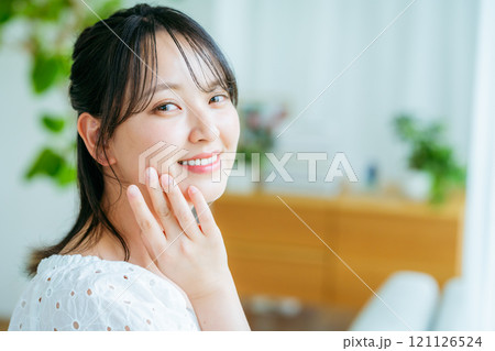リビングでくつろぐ若い女性 121126524