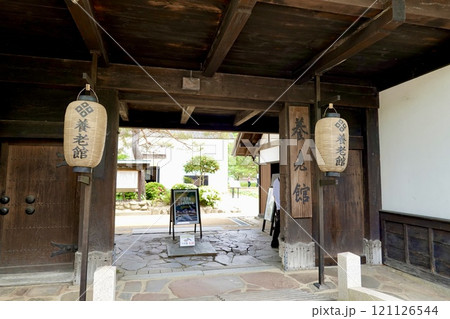 津和野　殿町通り　津和野藩校養老館の門が見える風景　島根県鹿足郡津和野町 121126544