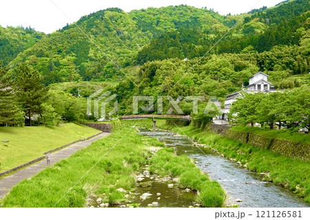 津和野 津和野大橋から自然豊かな津和野川の河原を見た風景 島根県鹿足郡津和野町 津和野 津和野大橋から自然豊かな津和野川の河原を見た風景 島根県鹿足郡津和野町 121126581