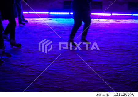 スケートリンクの足元 スケートリンクの足元 121126676