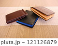 二つ折りの財布 121126879
