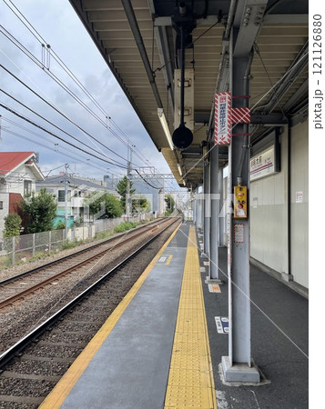 京王線明大前駅下り方面後方部ホームの曇天 京王線明大前駅下り方面後方部ホームの曇天 121126880