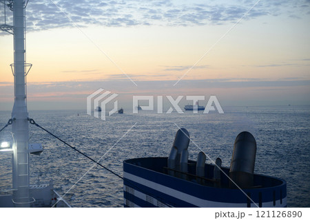 フェリーボートのデッキより朝焼けの瀬戸内海を望む-2 121126890