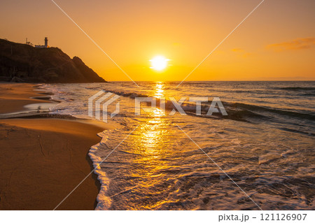 角田浜の夕暮れ 121126907