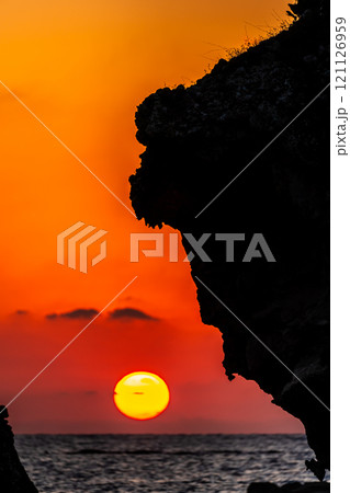 りんご岩（傘岩）の夕陽　柿泊海岸　ながさきサンセットロード　【長崎市】 121126959