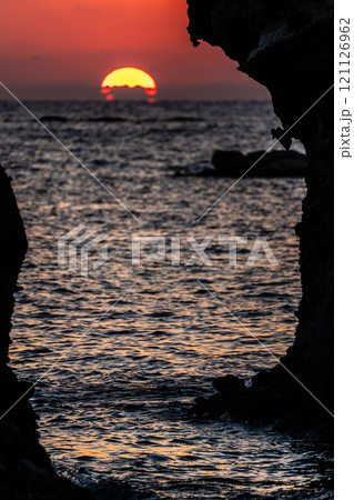 りんご岩（傘岩）の夕陽　柿泊海岸　ながさきサンセットロード　【長崎市】 121126962