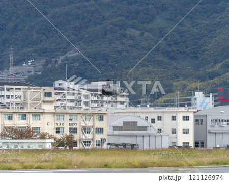 大阪府八尾市の八尾駐屯地とヘリコプター 121126974