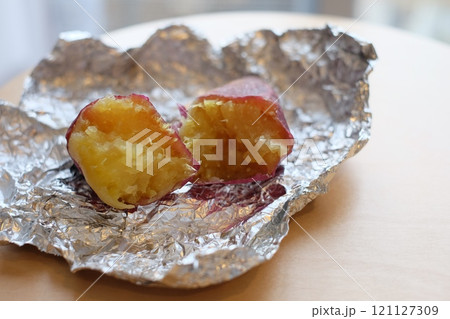 ストーブで焼いた焼き芋 121127309