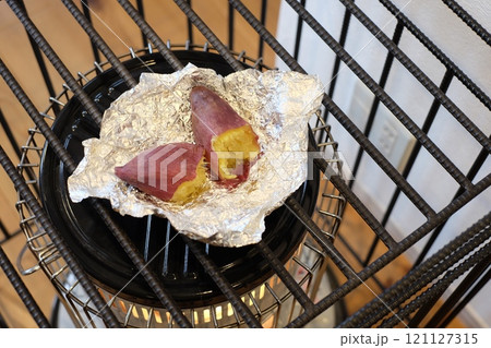 ストーブで焼いた焼き芋 ストーブで焼いた焼き芋 121127315