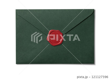 シーリングワックスで封をされた緑色の封筒。クリスマスカード 121127396