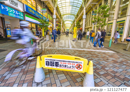 日本の東京都市景観　赤羽駅前　LaLaガーデン　「自転車おりましょう！」…＝7日 121127477