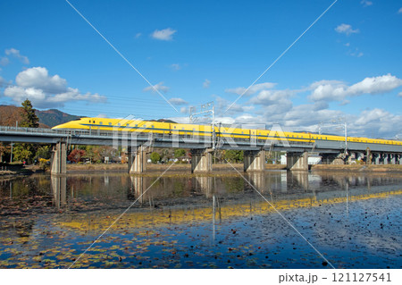 晴天の下、十九女池の橋梁を走るドクターイエロー 121127541