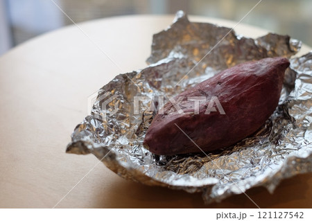 ストーブで焼いた焼き芋 ストーブで焼いた焼き芋 121127542