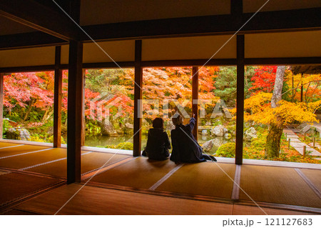 【京都風景】秋の池を彩る静けさの中の紅葉 121127683