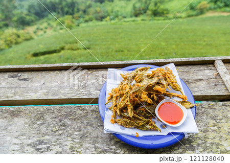 Tea leaves fried 121128040