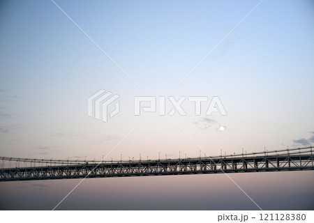 朝焼けの明石海峡大橋の橋桁と月 朝焼けの明石海峡大橋の橋桁と月 121128380