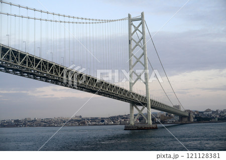 早朝の明石海峡大橋と舞子の街並 早朝の明石海峡大橋と舞子の街並 121128381