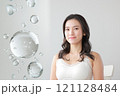 ビューティー_セミロングの女性と水の潤いのイメージ_1 121128484