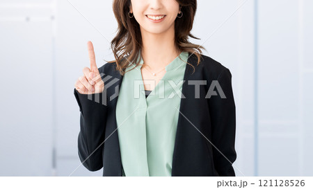 人差し指を立てて案内する笑顔の女性・ビジネスウーマン 121128526