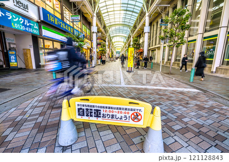 日本の東京都市景観　師走…赤羽駅前　LaLaガーデン　「自転車おりましょう！」…＝7日 121128843
