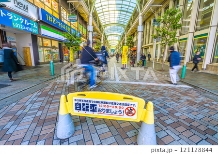 日本の東京都市景観　師走…赤羽駅前　LaLaガーデン　「自転車おりましょう！」…＝7日 121128844