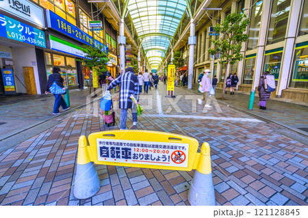 日本の東京都市景観 師走…赤羽駅前 LaLaガーデン 「自転車おりましょう!」…=7日 日本の東京都市景観 師走…赤羽駅前 LaLaガーデン 「自転車おりましょう!」…=7日 121128845