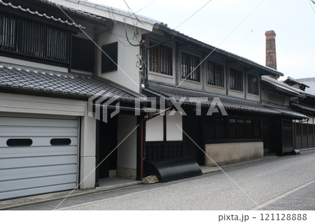 京都伏見地区の酒蔵の町並み 121128888