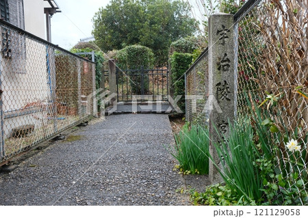 京都の宇治陵33号墳の入口 121129058