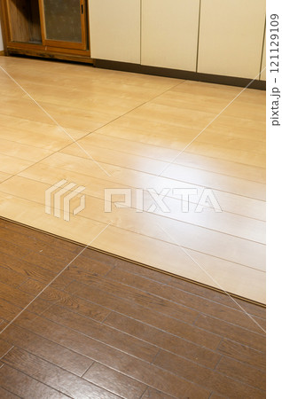 明るい色のフローリング上貼り替え 121129109