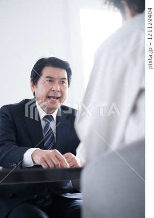 警察などの取り調べなど尋問や圧迫面接やパワハラのイメージ 121129404